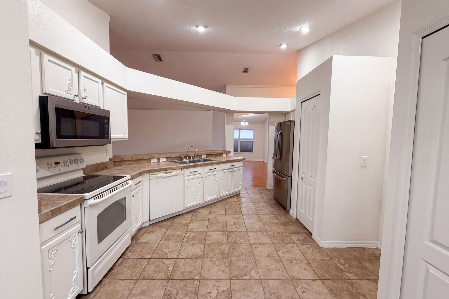 Photo 2 of 22 of 6941 Crown Lake Dr, Gibsonton, FL