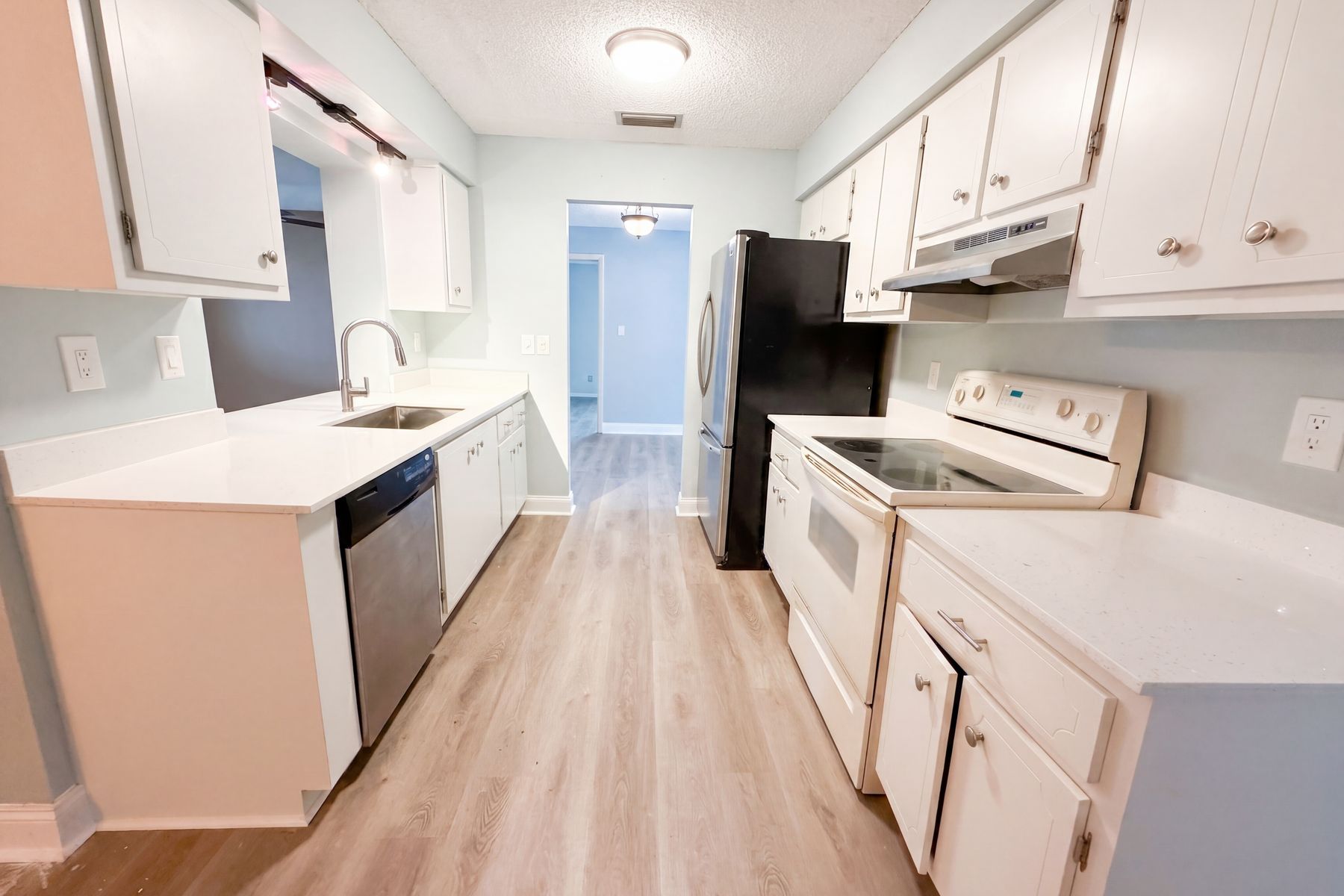 Photo 2 of 21 of 9605 NW 81st St, Tamarac, FL