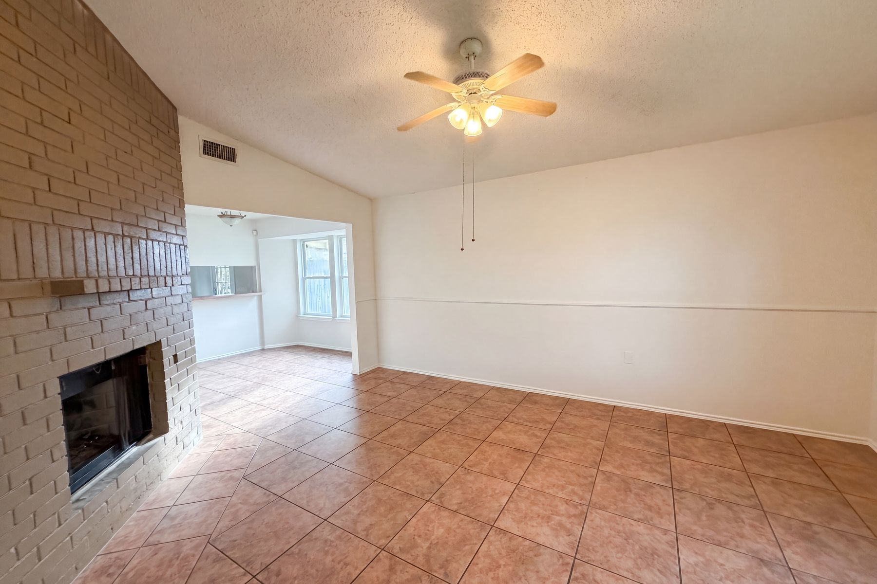 Property photo 3 of 1301 Pitcairn Dr