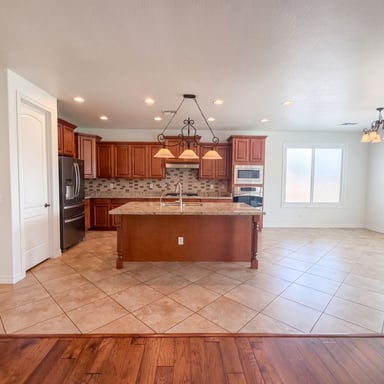 Property photo 2 of 11 W Canyon Way