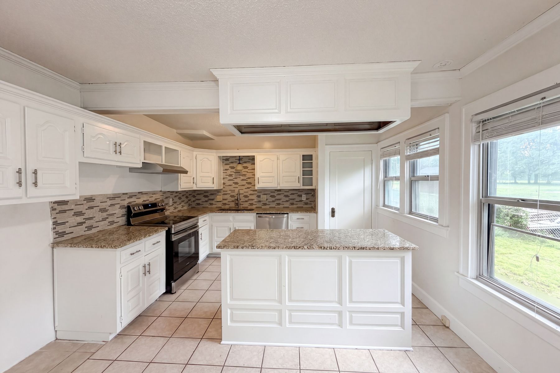 Photo 2 of 21 of 11304 E 55th Ter, Raytown, MO