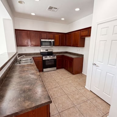Property photo 2 of 934 E Overlin Dr