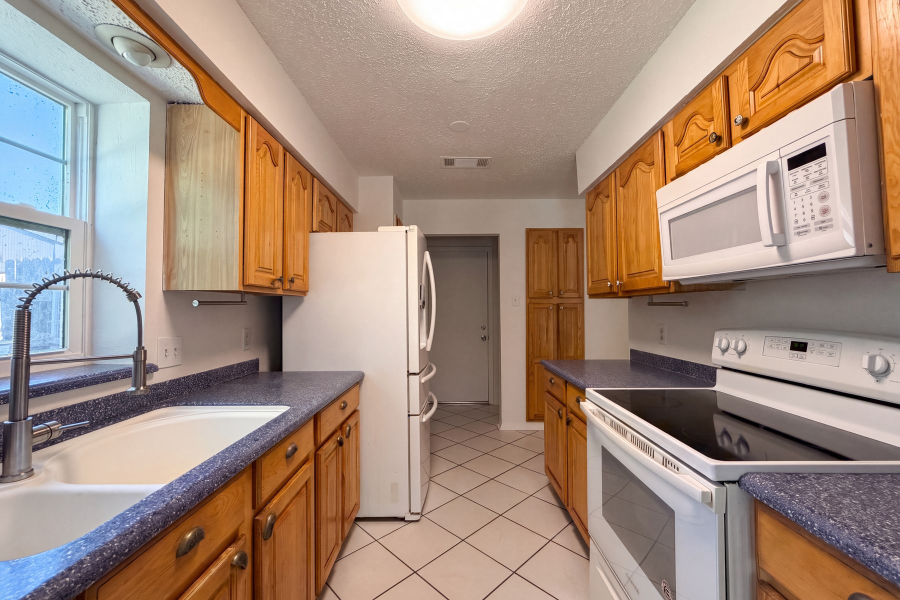 Photo 2 of 17 of 1713 Steinburg Ln, Fort Worth, TX