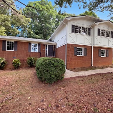 Property photo 1 of 1938 Surrey Trl SE