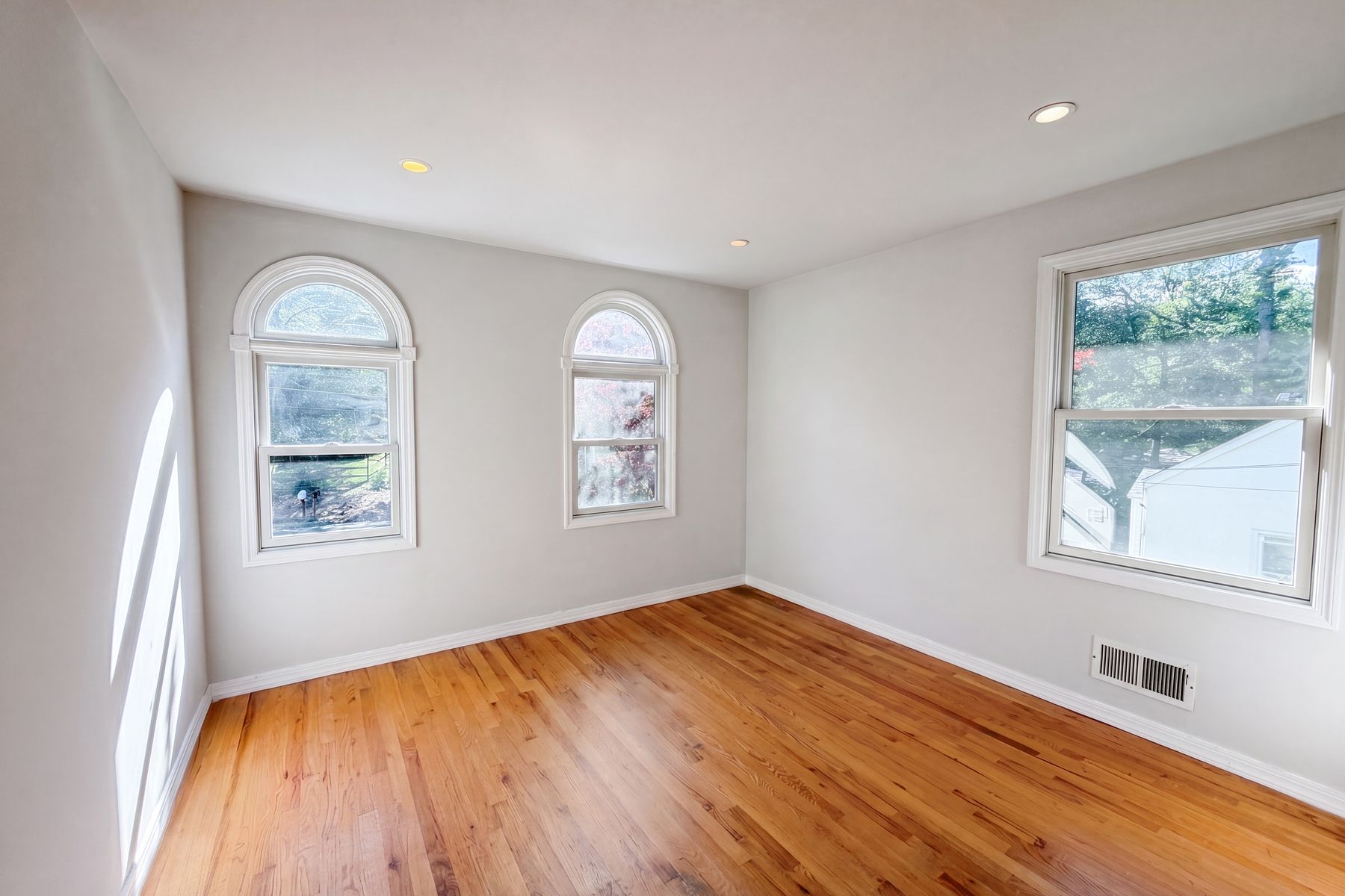 Property photo 3 of 506 Lyons Rd