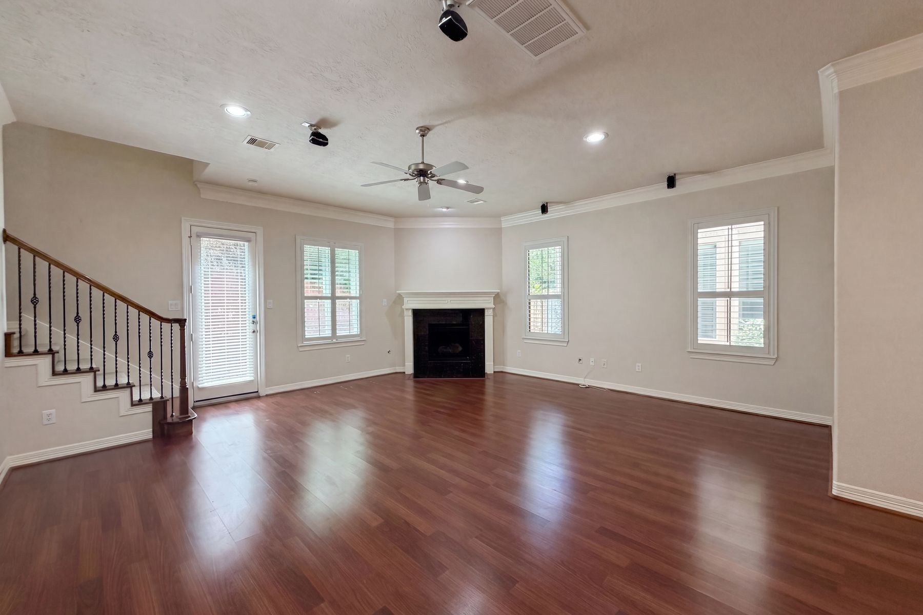 Property photo 3 of 2942 Royal Oaks Crst