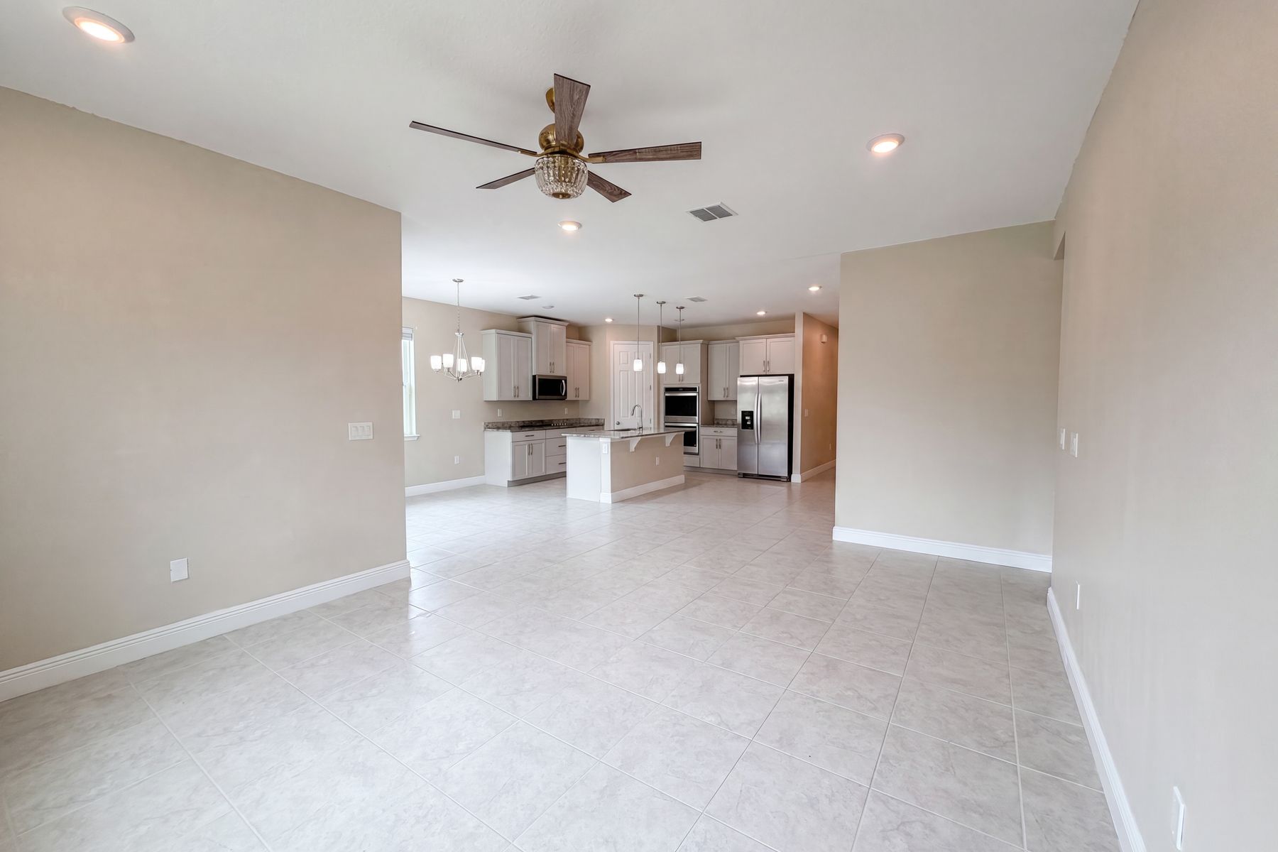 Property photo 3 of 528 Bellissimo Pl