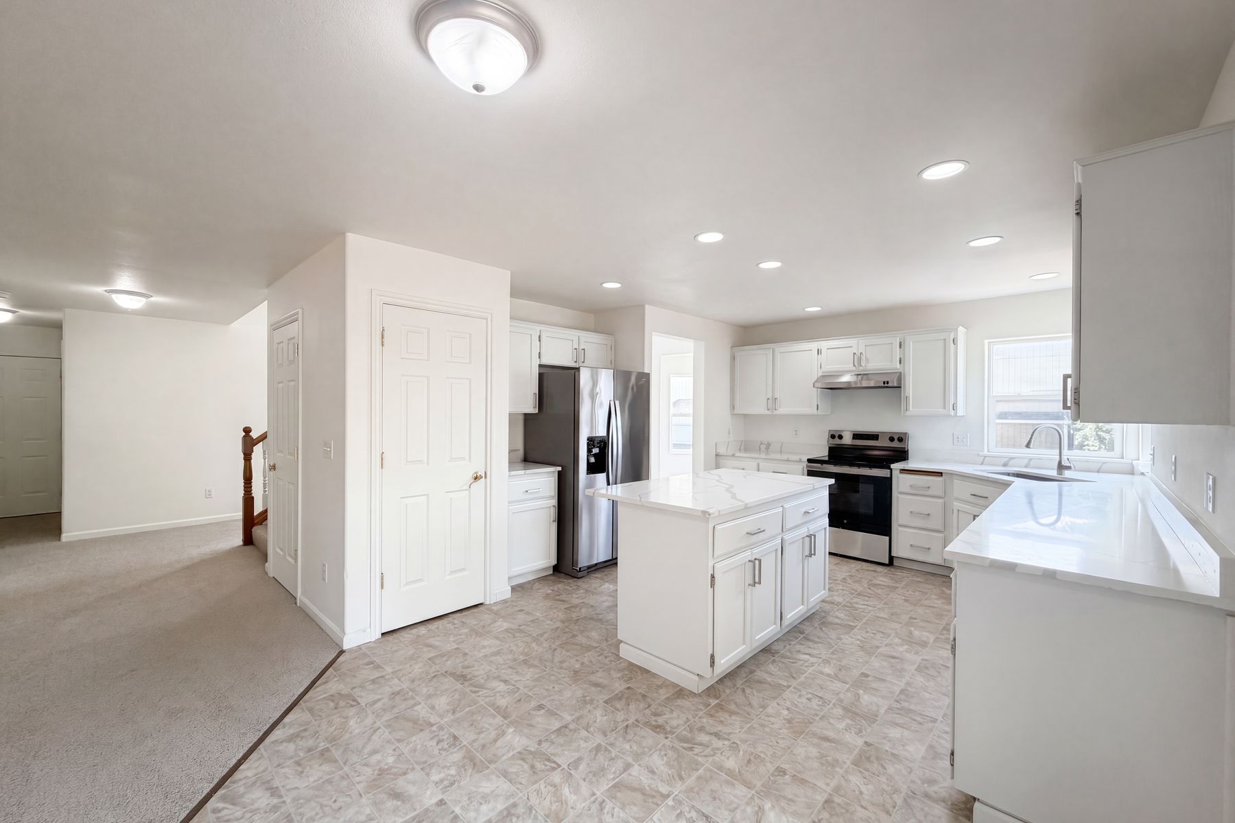 Photo 2 of 27 of 451 NW Yosemite Ter, Beaverton, OR