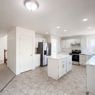 Property photo 2 of 451 NW Yosemite Ter