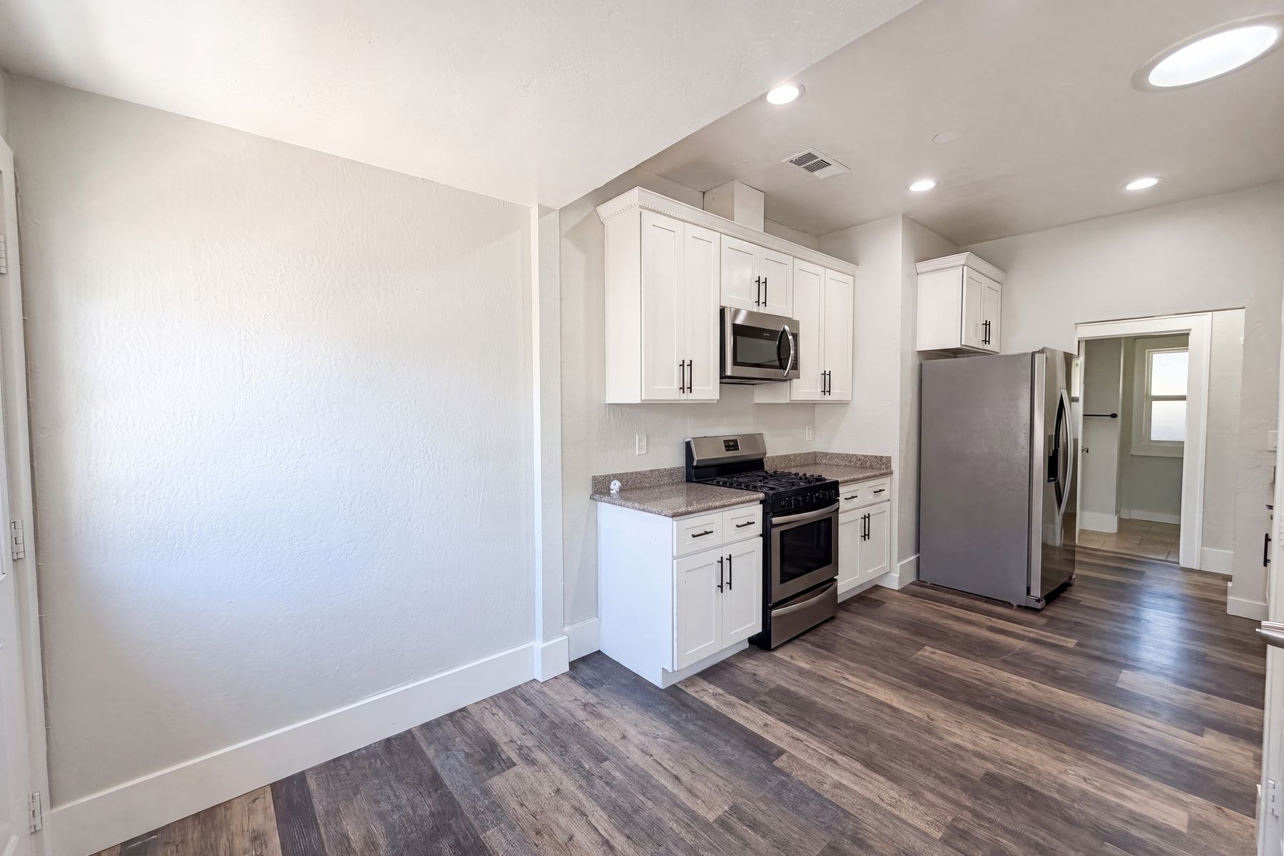Photo 2 of 29 of 1860 W Willow St, Stockton, CA