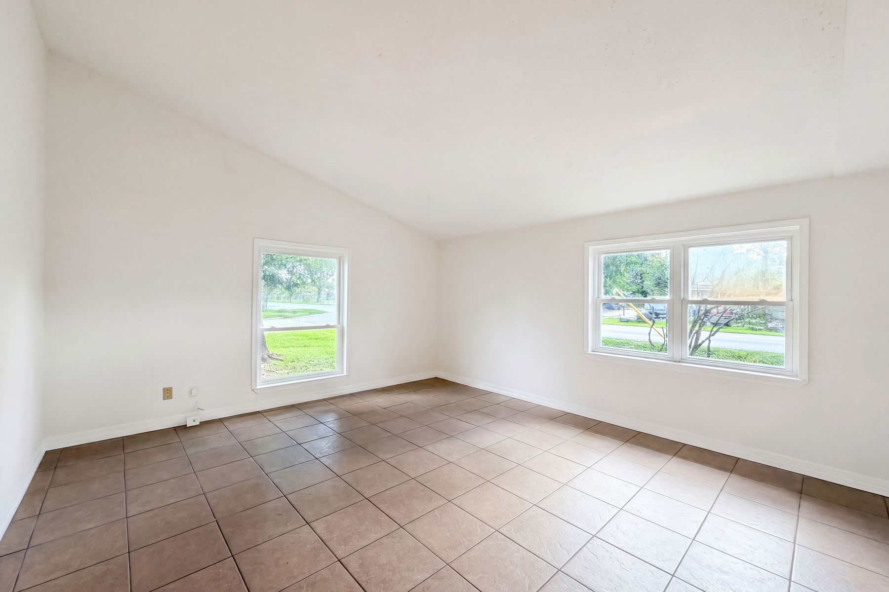 Property photo 3 of 703 Midland Ct