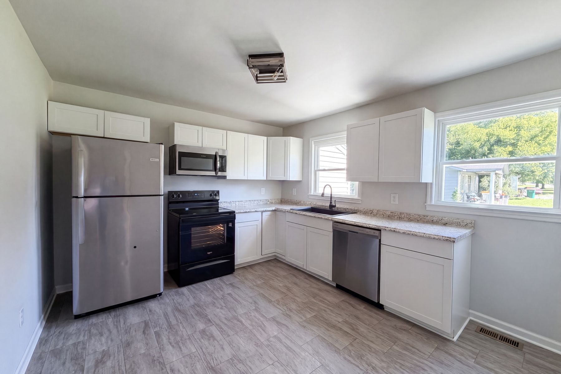 Photo 2 of 19 of 1036 E Commerce St, Lewisburg, TN