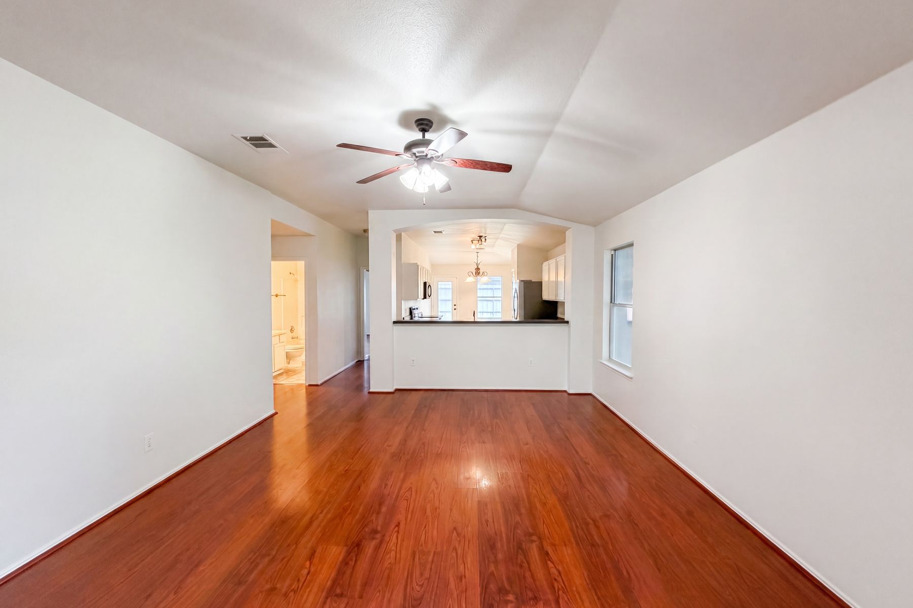 Property photo 3 of 413 E Vega Ln