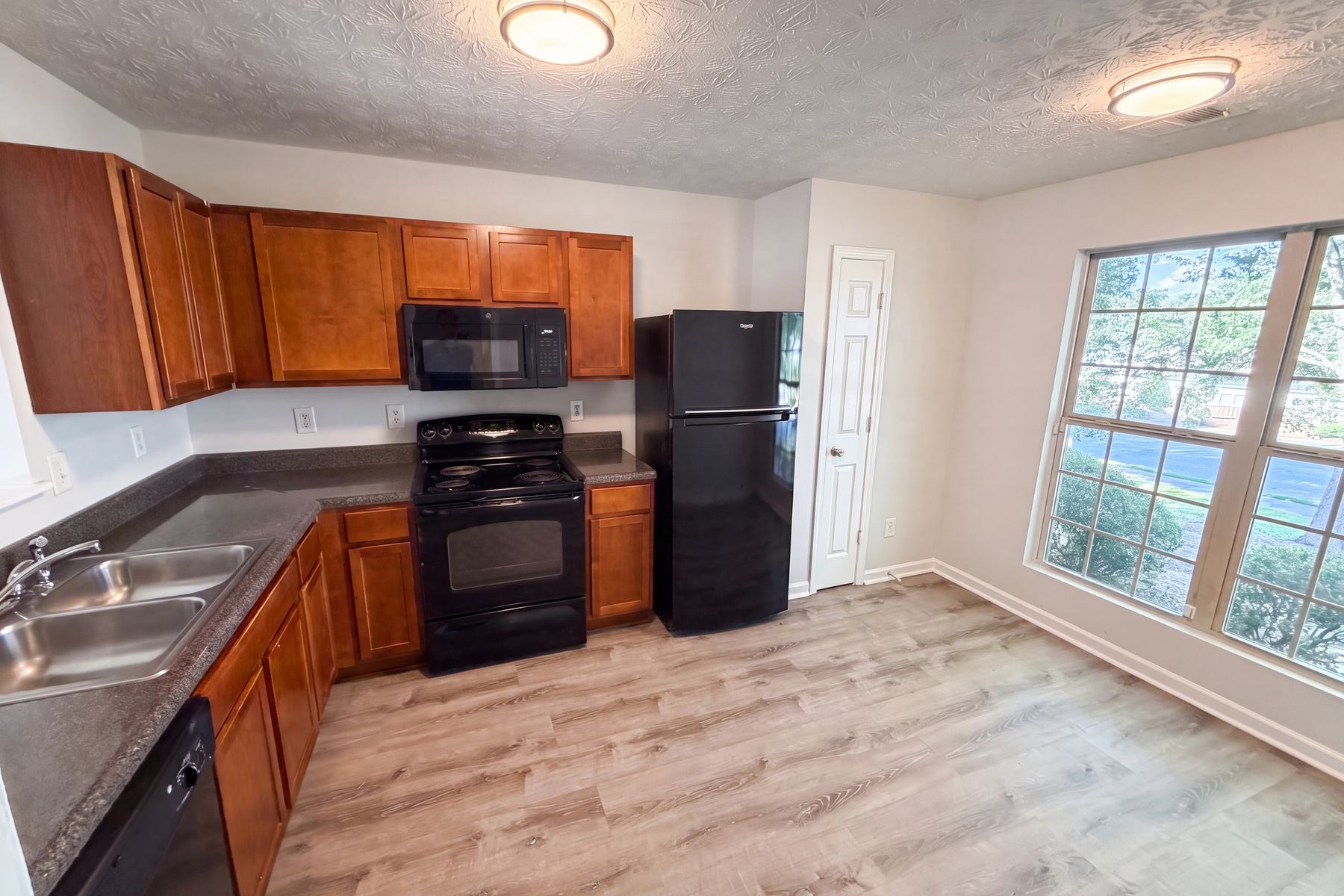 Photo 2 of 14 of 7202 Gotland St, Union City, GA