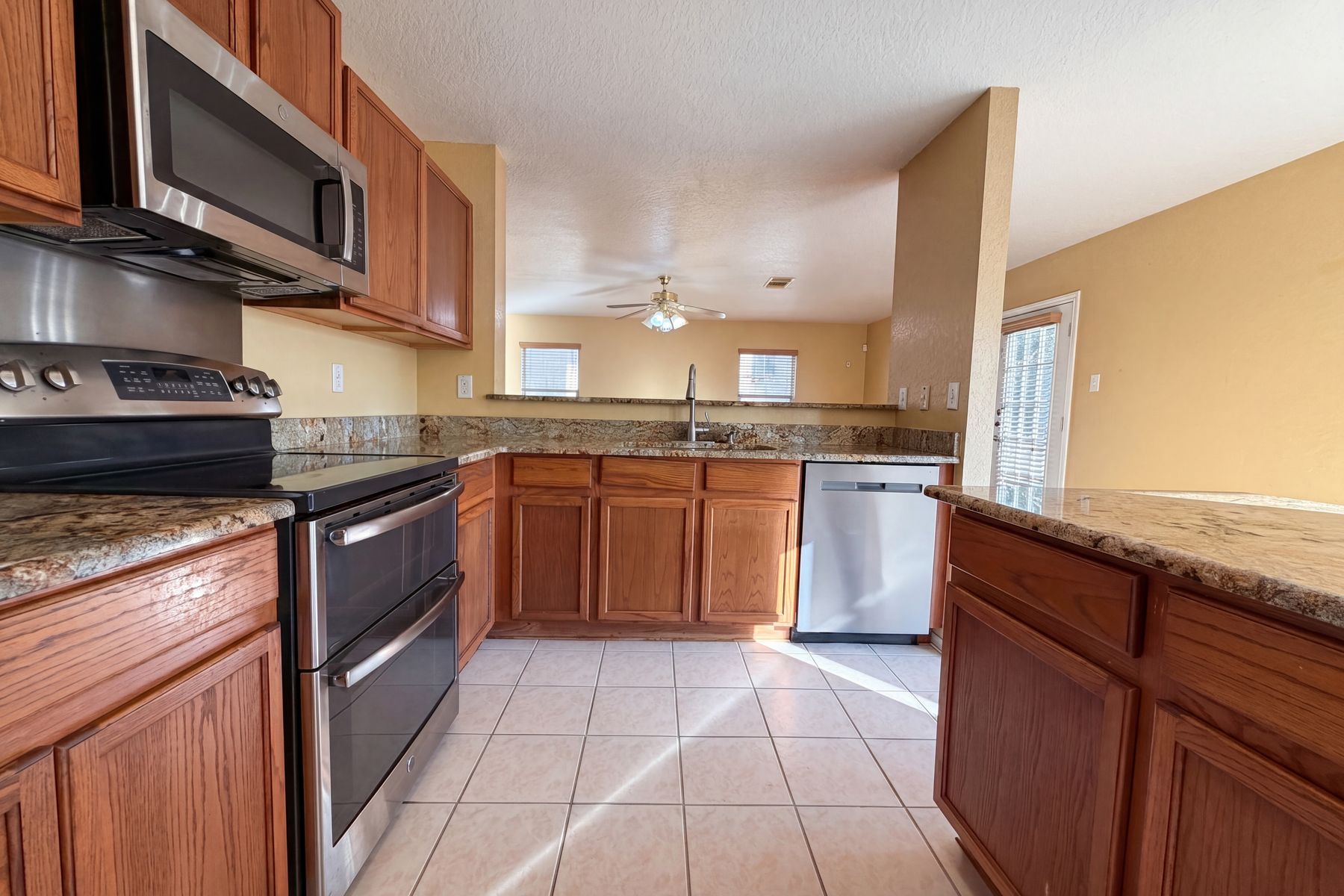 Photo 2 of 19 of 121 Springtree Fld, Cibolo, TX