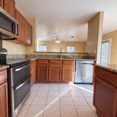 Property photo 2 of 121 Springtree Fld