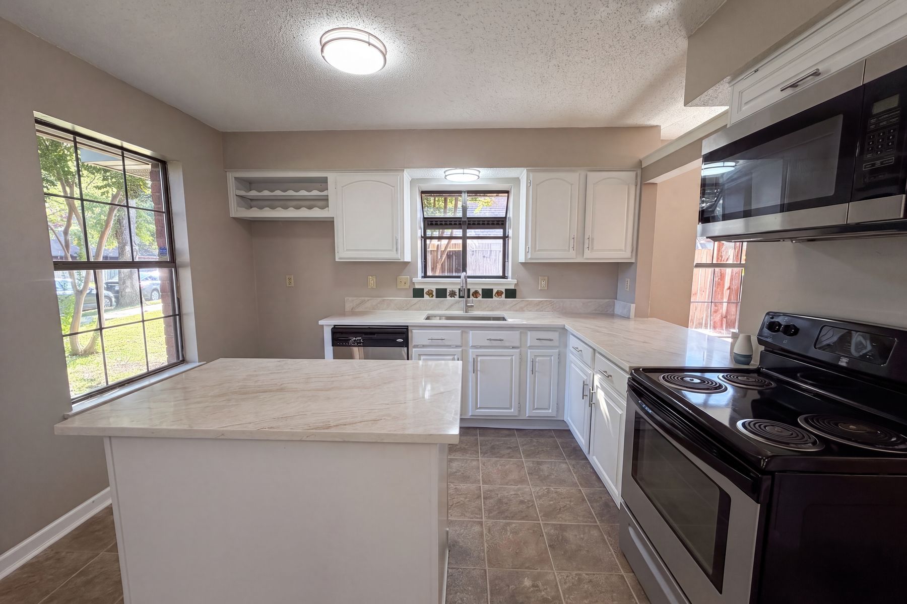 Photo 2 of 17 of 1503 Curtis Ln, Cedar Hill, TX