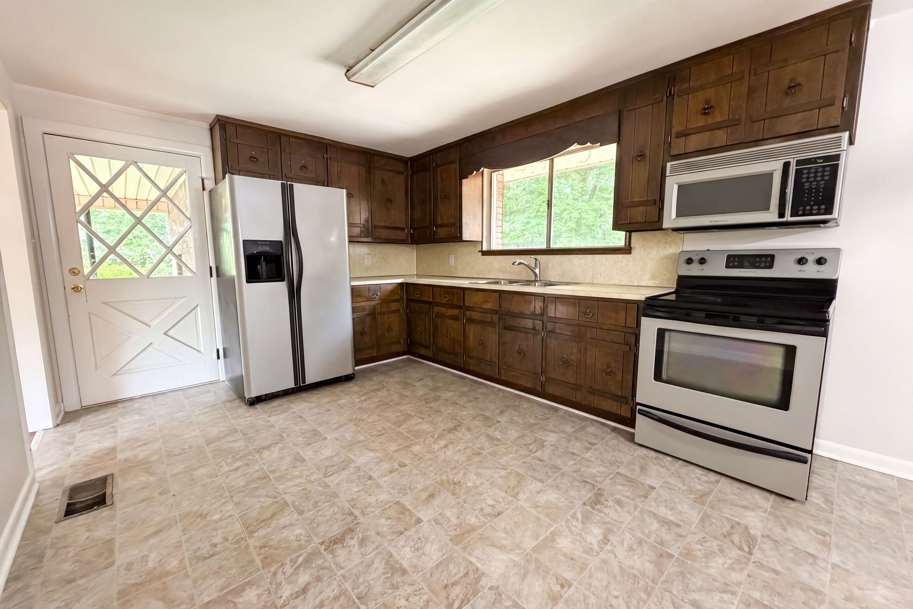 Photo 2 of 16 of 624 Belview St, Bessemer, AL