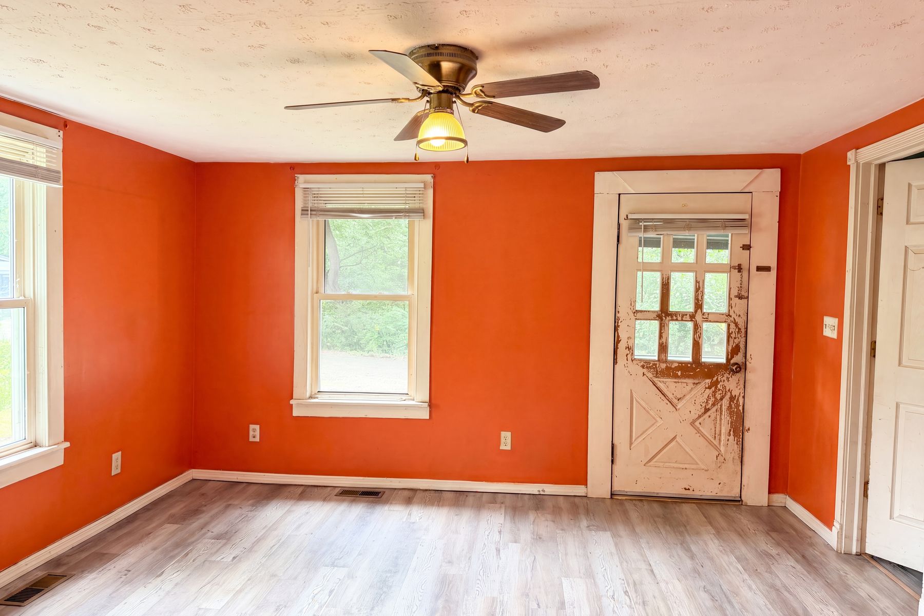 Property photo 3 of 219 W Glen Ave