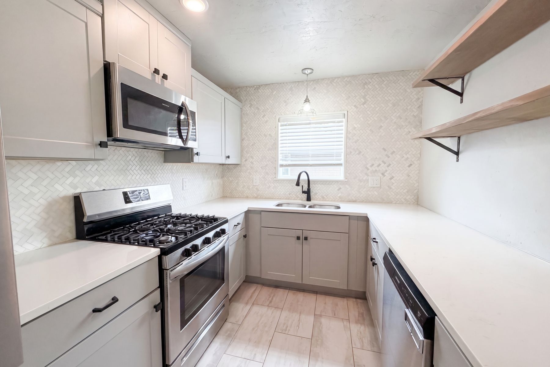 Photo 2 of 17 of 10508 Whitehaven Rd, Oklahoma City, OK