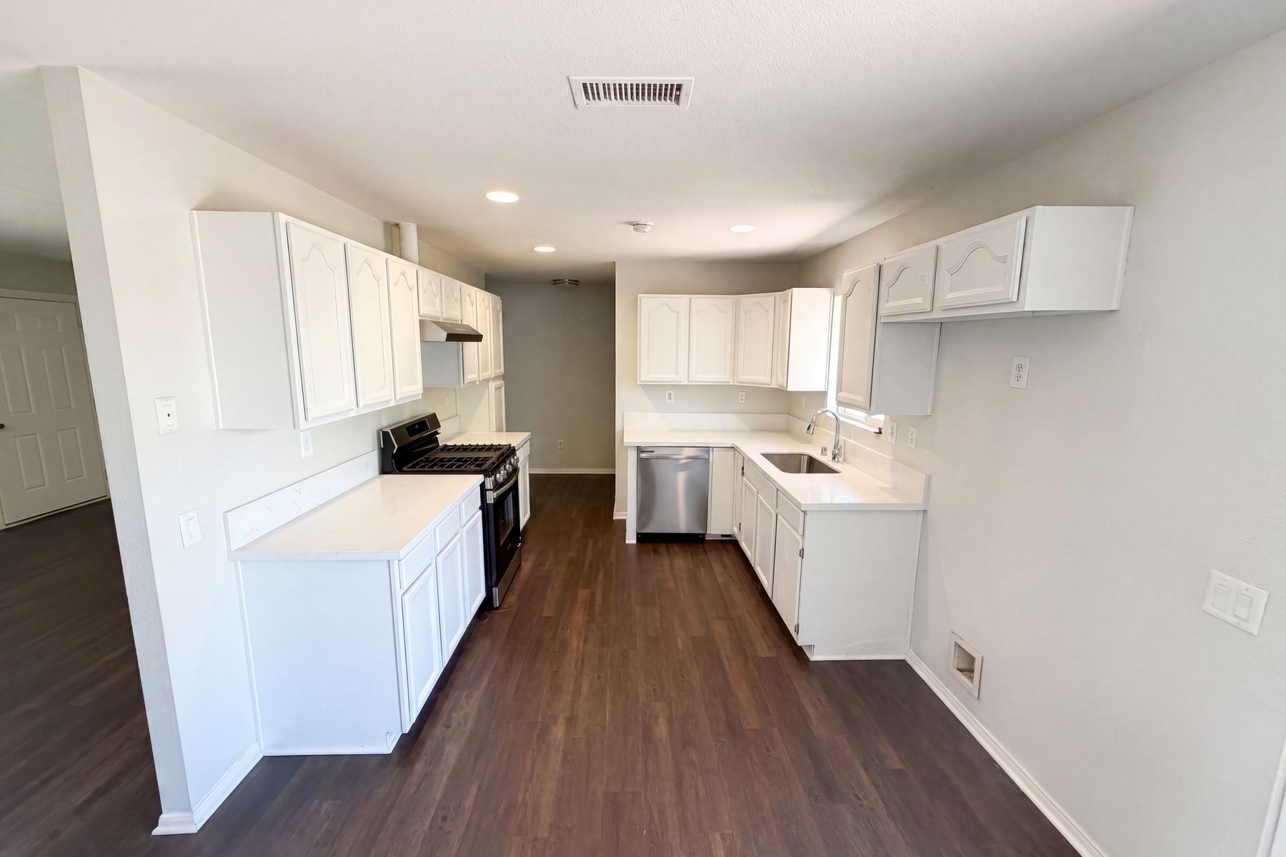Photo 2 of 20 of 215 Laurel Ln, Hemet, CA