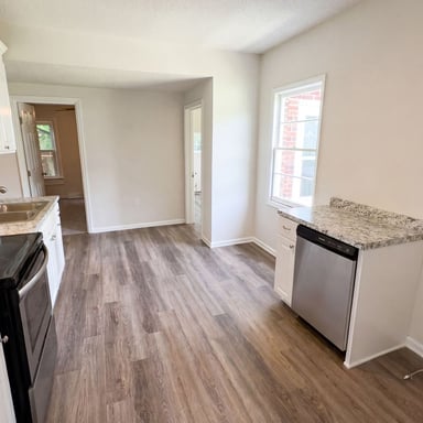 Property photo 2 of 202 E Centennial St