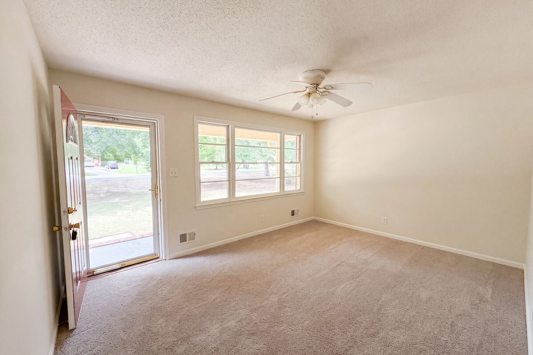 Property photo 3 of 406 Lafayette Way
