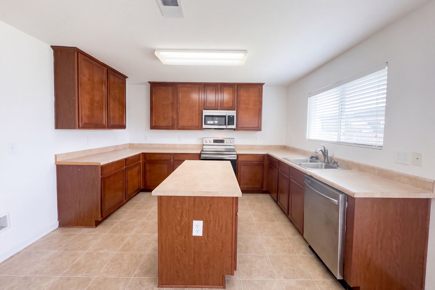 Photo 2 of 26 of 172 Bermuda Lakes Dr, Meridianville, AL