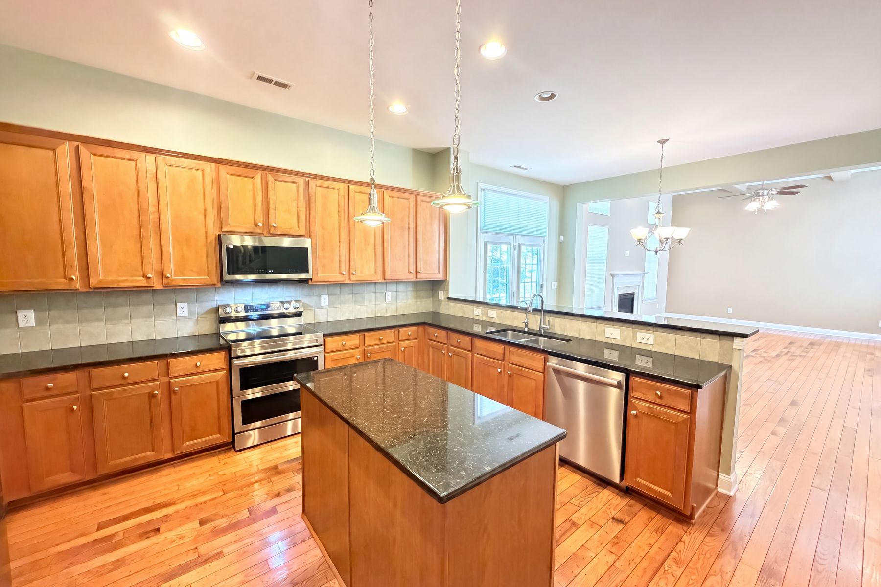 Photo 2 of 28 of 9928 Daufuskie Dr, Charlotte, NC