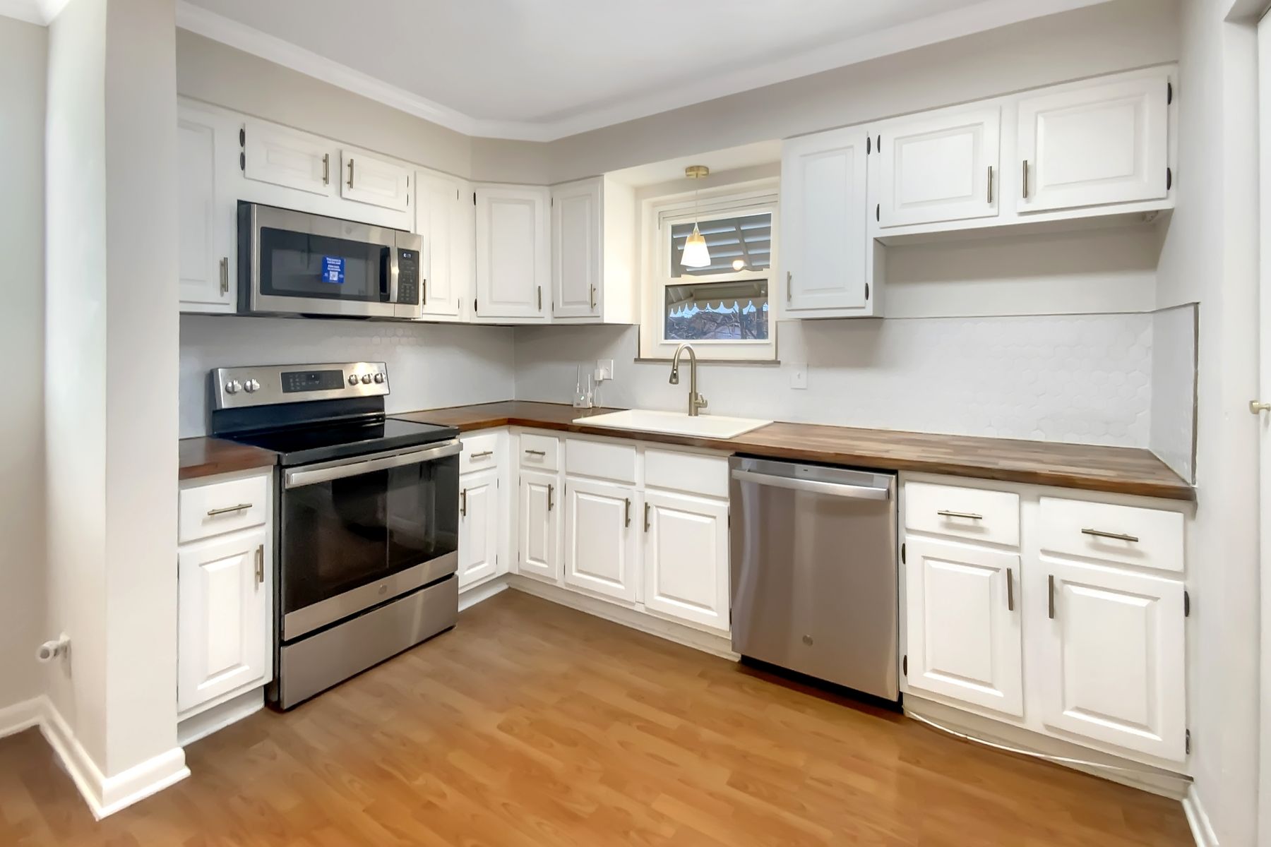 Photo 2 of 19 of 826 Catskill Dr, Saint Louis, MO