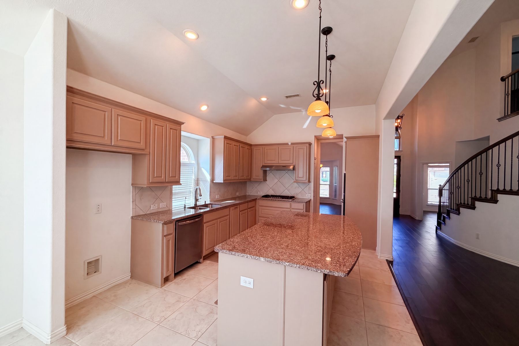 Photo 2 of 34 of 4305 Curlew Ln, Garland, TX