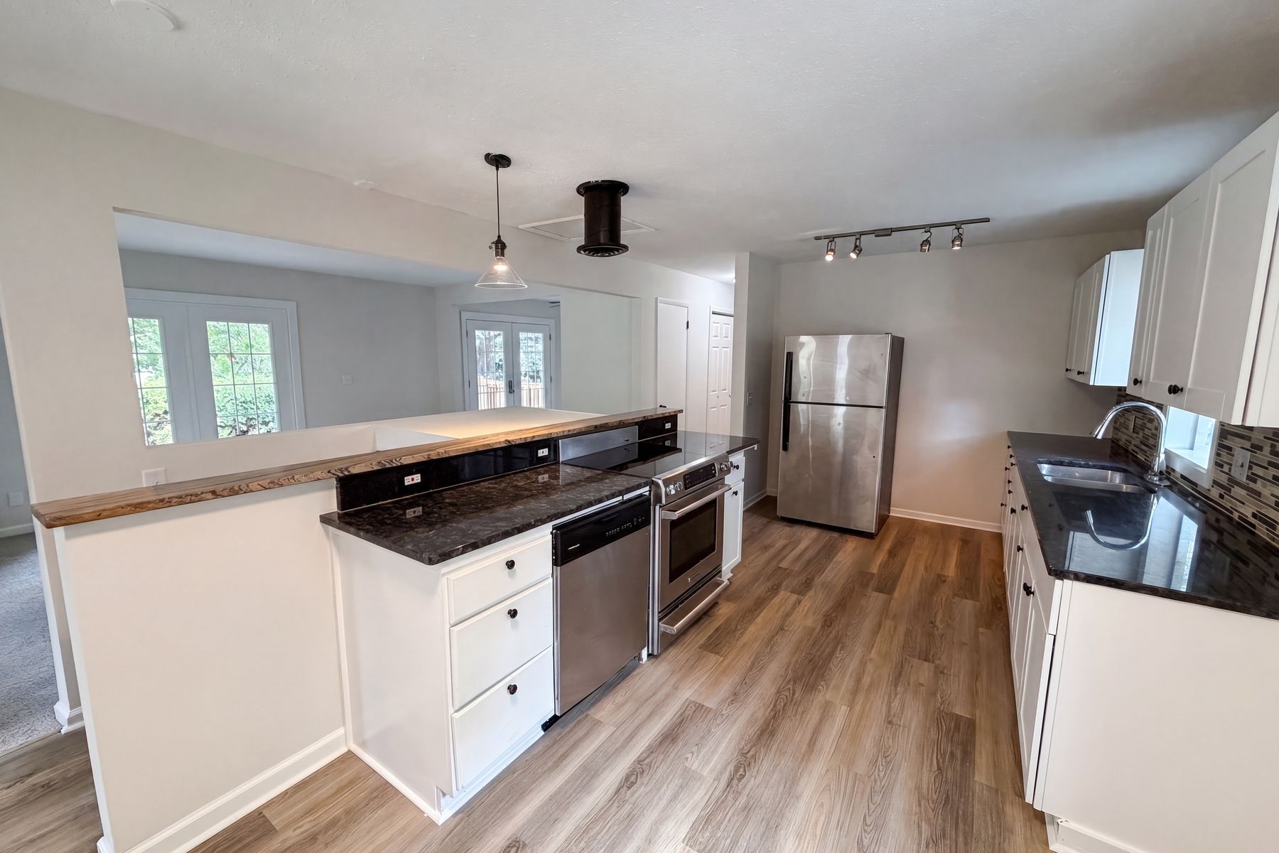 Photo 2 of 27 of 2591 Aldine St, Roseville, MN