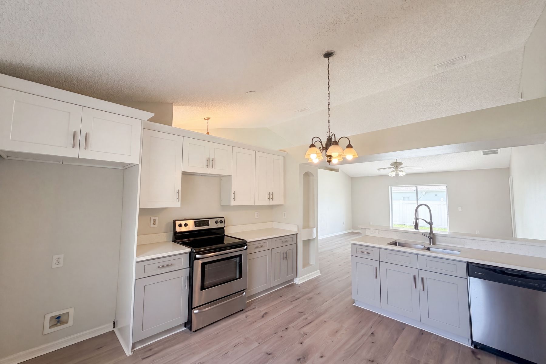 Photo 2 of 18 of 714 Dromedary Dr, Kissimmee, FL