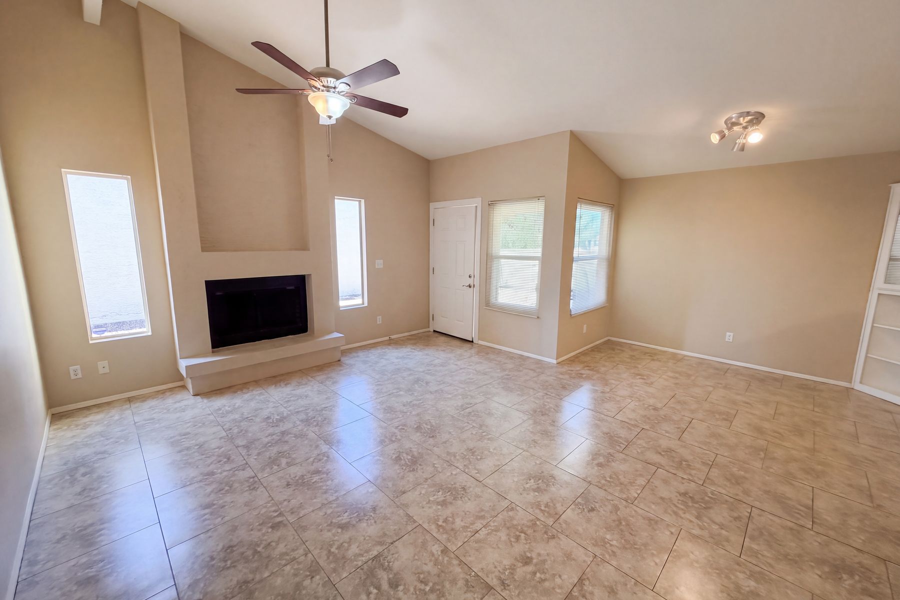 Property photo 3 of 1388 N Los Altos Dr