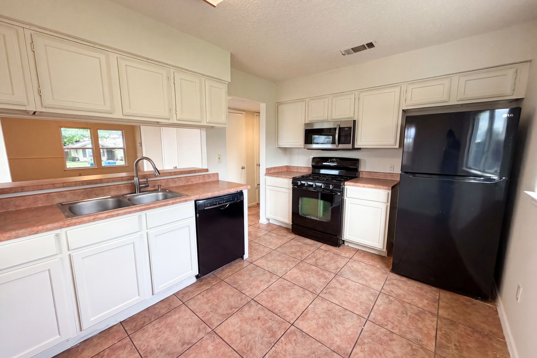 Photo 2 of 18 of 1301 Pitcairn Dr, Pflugerville, TX