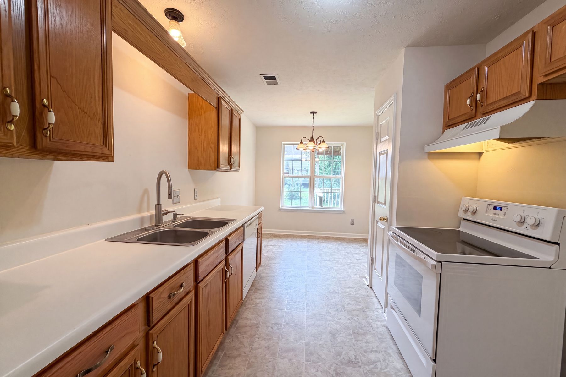 Photo 2 of 20 of 499 Holland Ridge Dr, La Vergne, TN