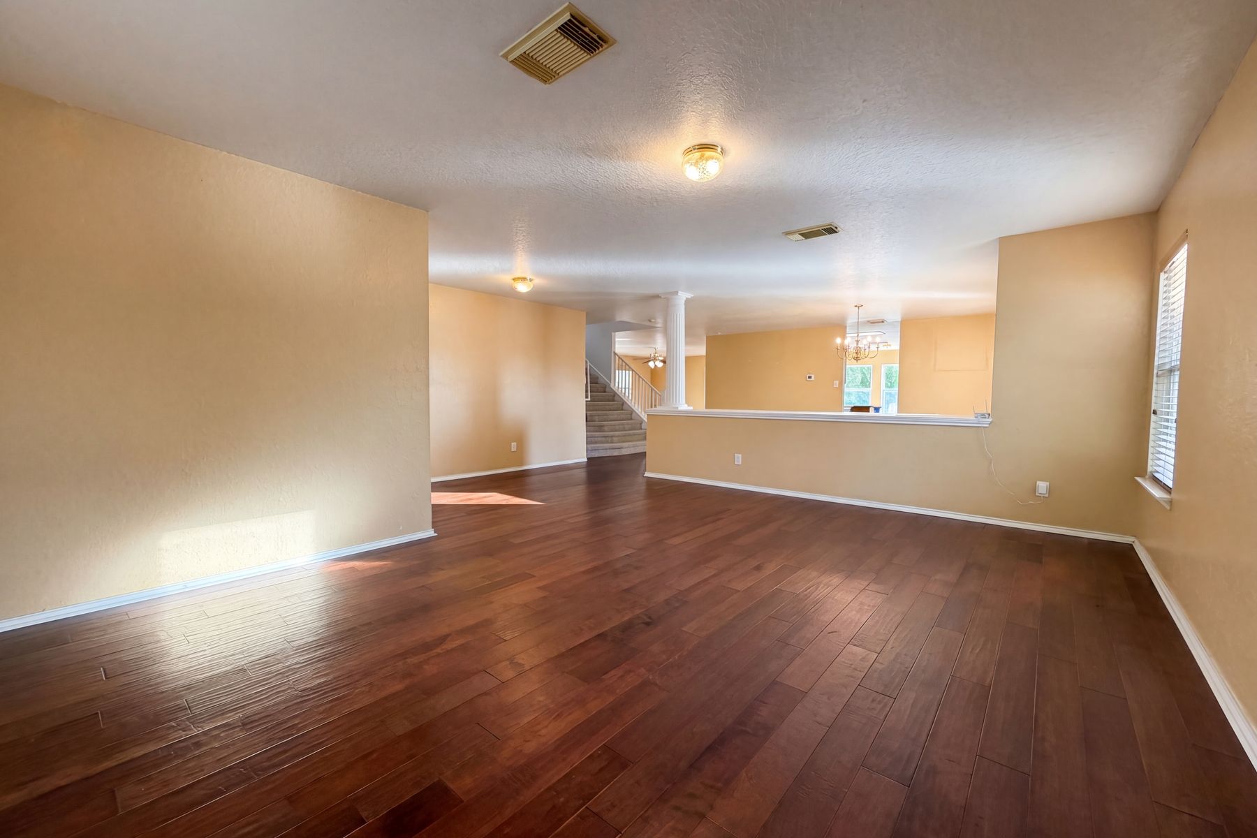 Property photo 3 of 121 Springtree Fld