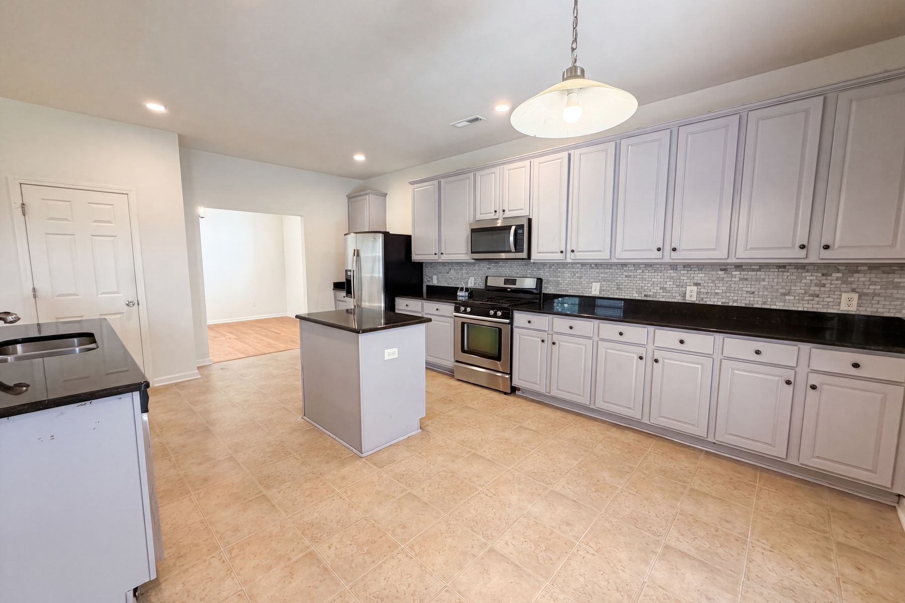 Photo 2 of 25 of 252 Cameron St, Summerville, SC
