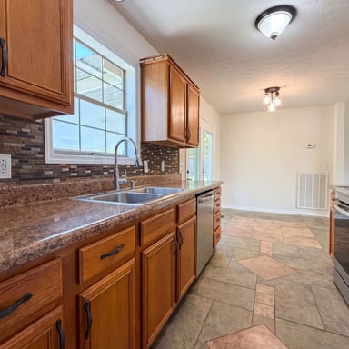 Property photo 2 of 1037 Shadowbrook Dr