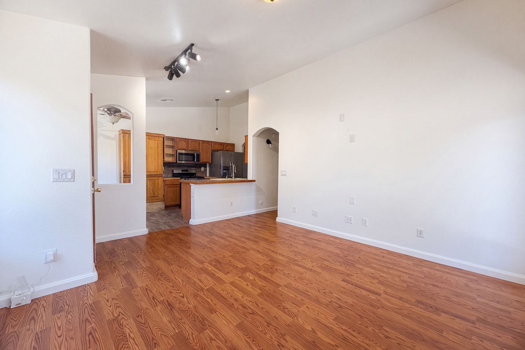Property photo 3 of 1321 W Matthews Dr