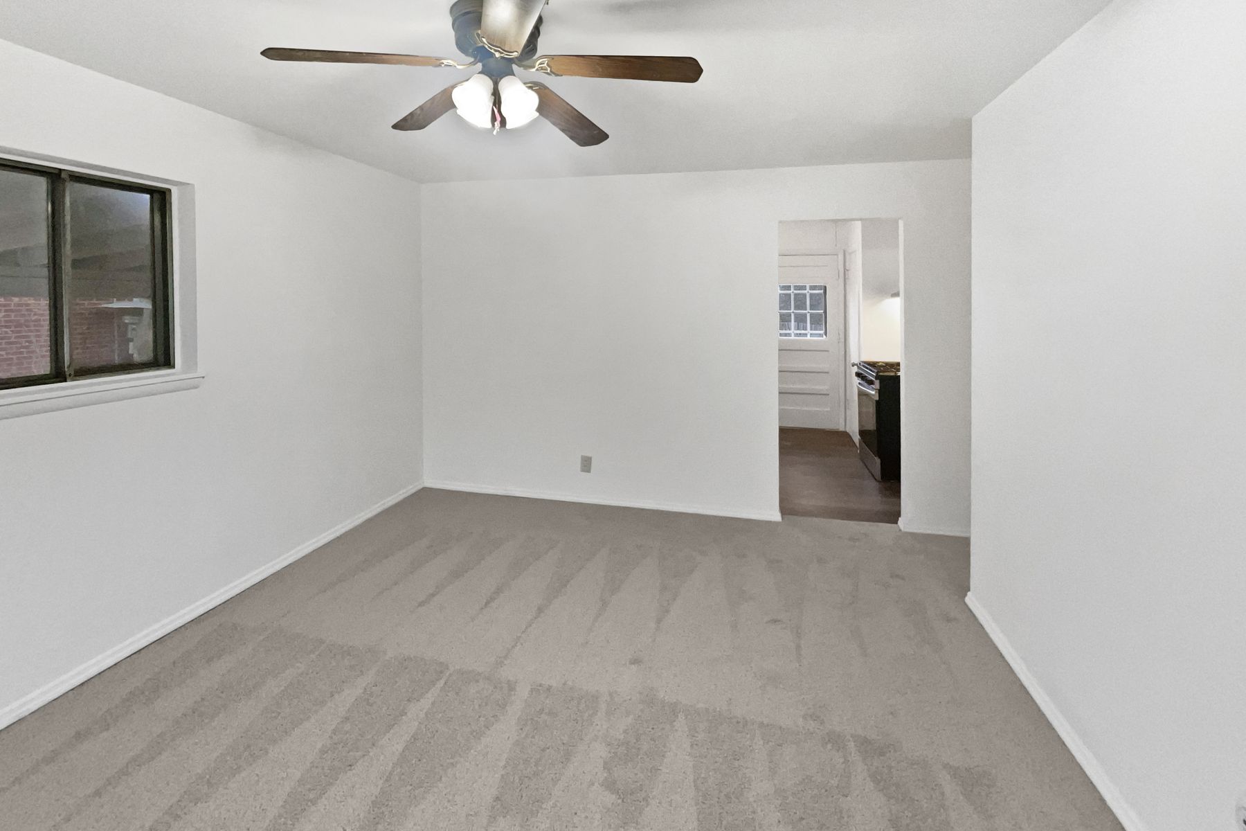 Property photo 3 of 2127 Saranac Dr