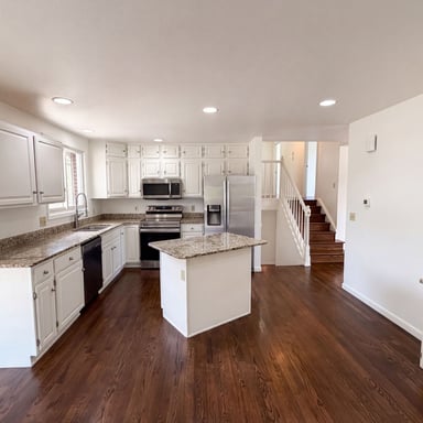 Property photo 2 of 885 W 7th Avenue Dr
