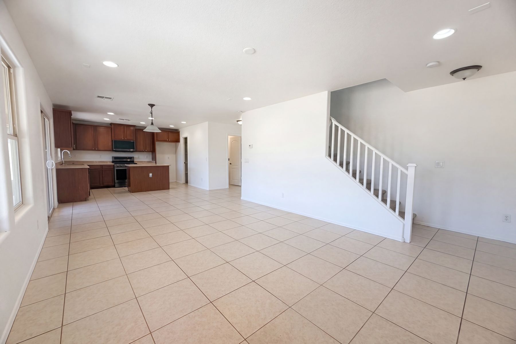 Property photo 3 of 1043 E Daniella Dr