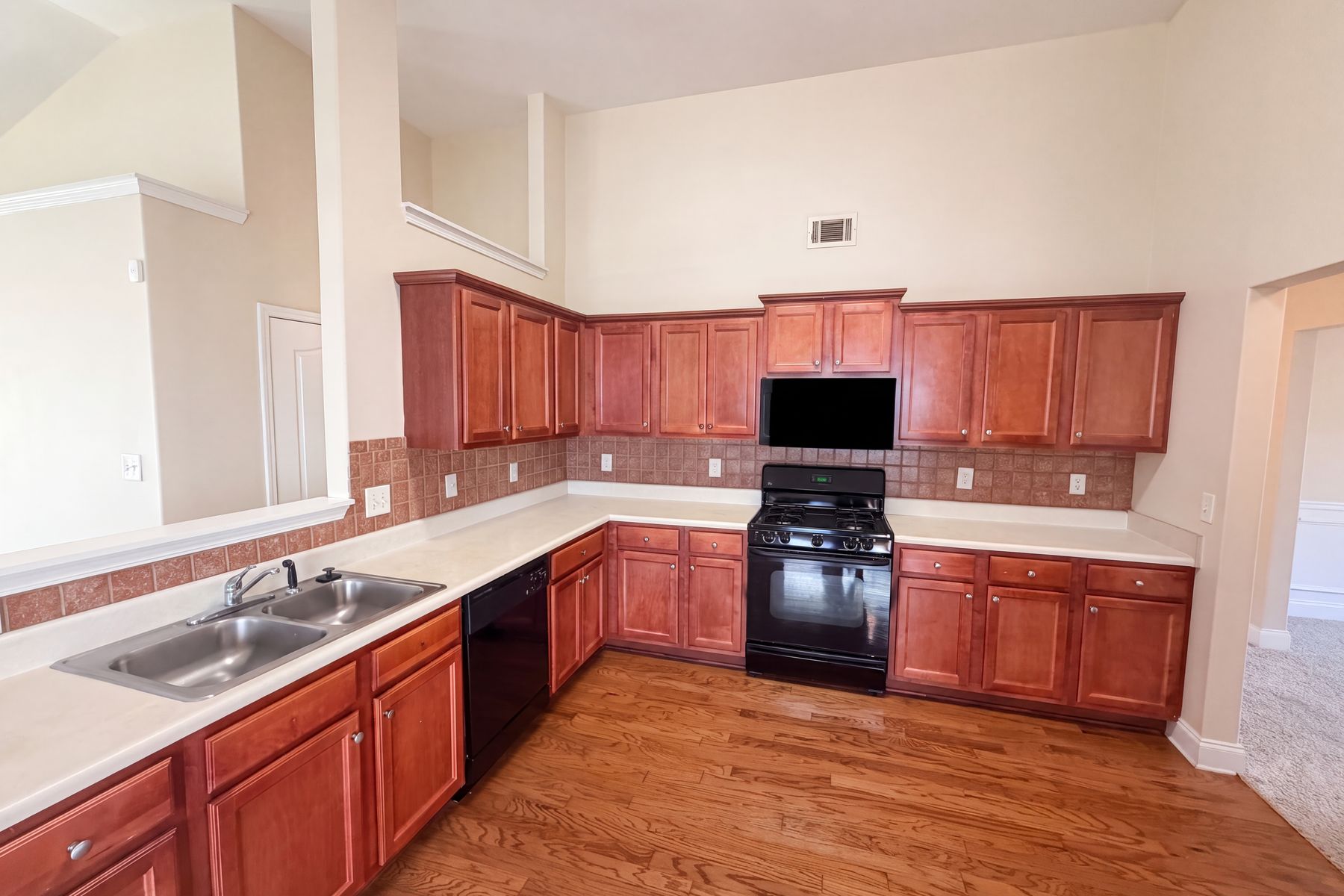 Photo 2 of 17 of 453 Castle Top Ln, Lawrenceville, GA