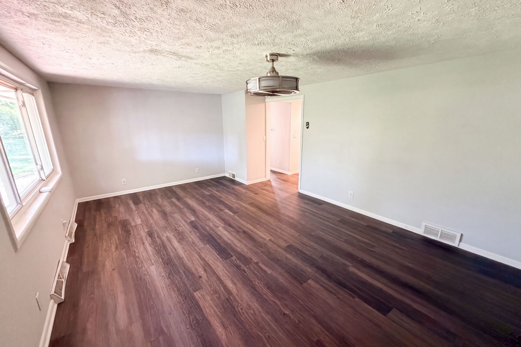 Property photo 3 of 2434 W 67th St