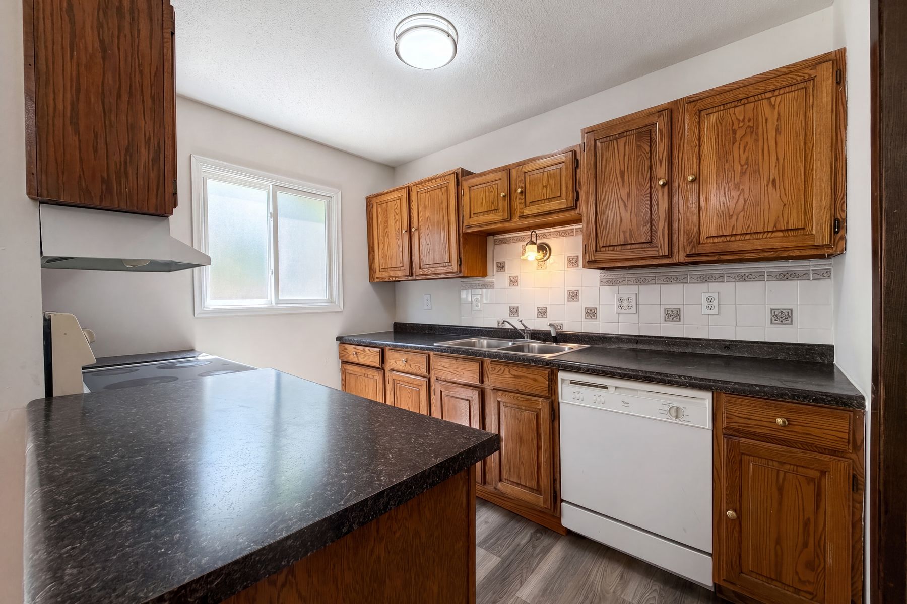 Photo 2 of 21 of 13637 Heather Hills Dr, Burnsville, MN