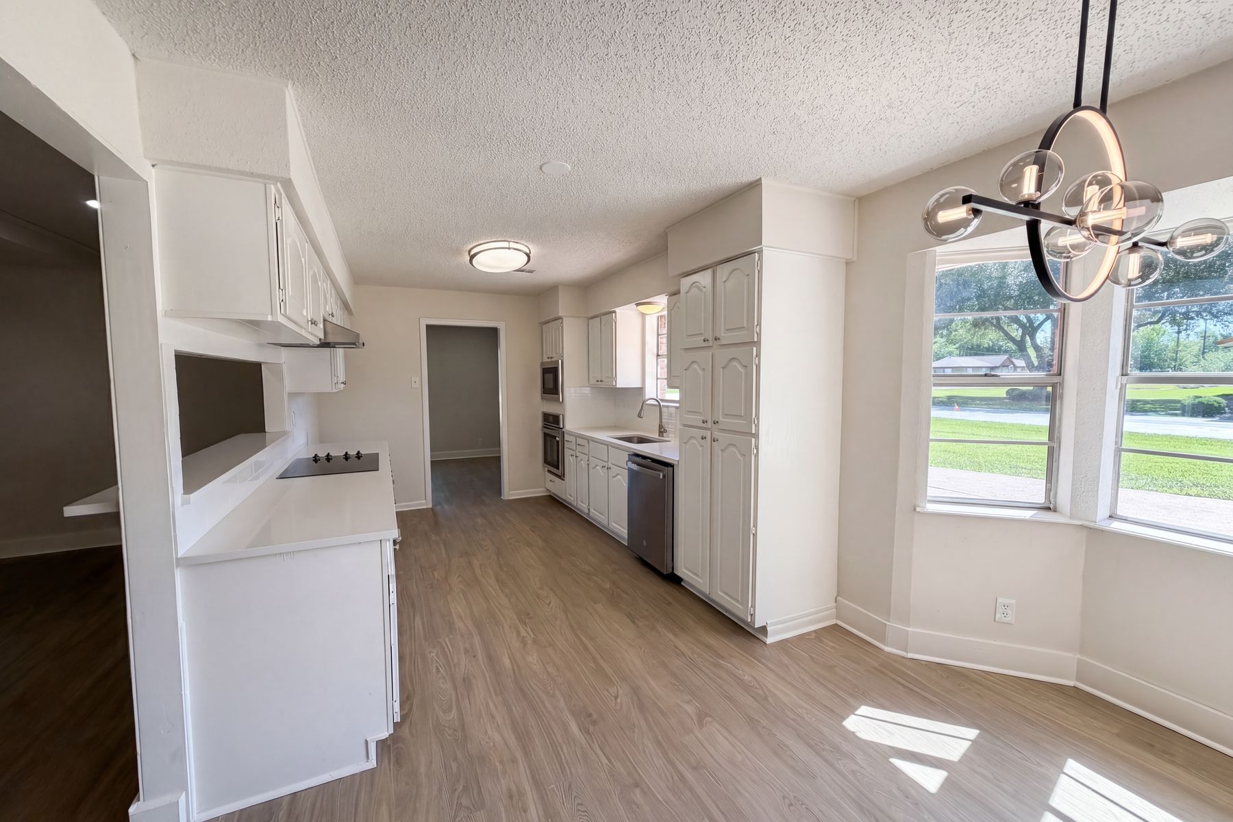 Photo 2 of 18 of 5917 Raza Rd, Pearland, TX