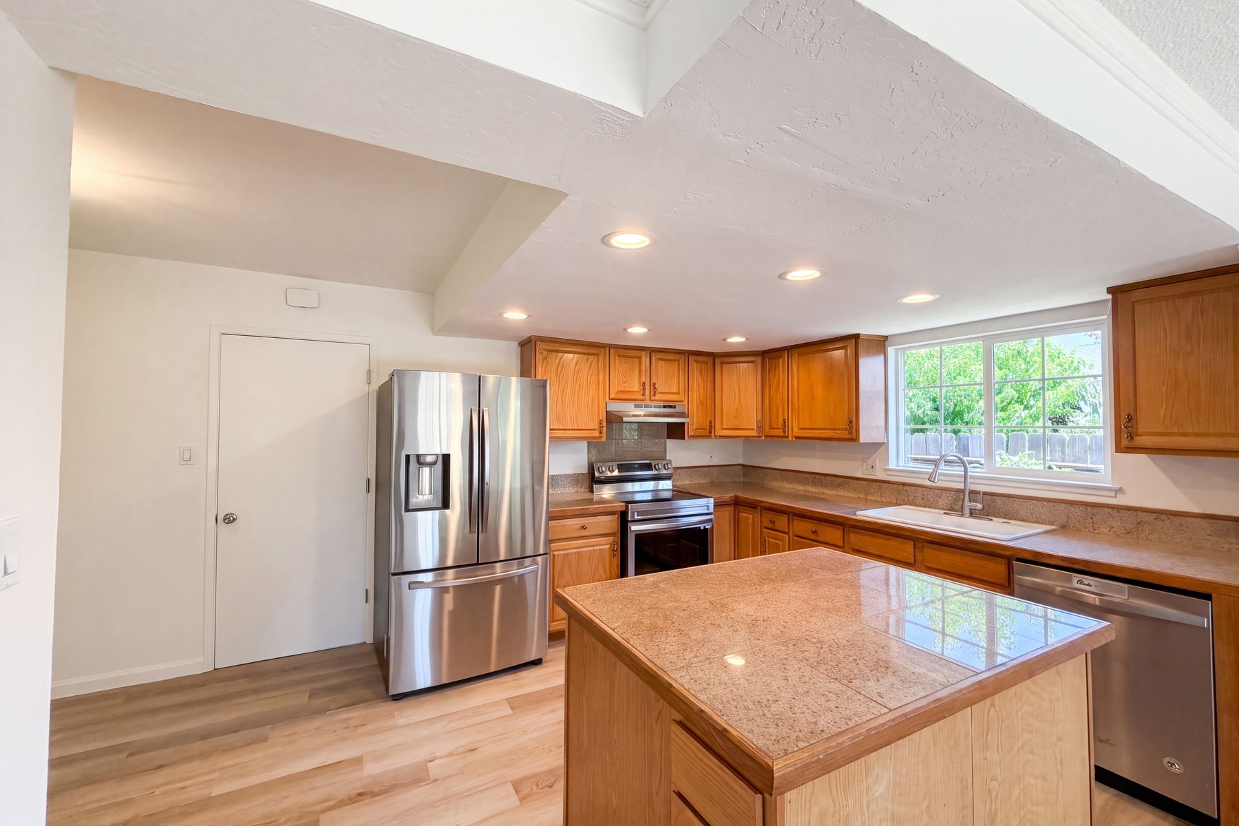 Photo 2 of 41 of 7007 Ursa Pkwy, Sacramento, CA