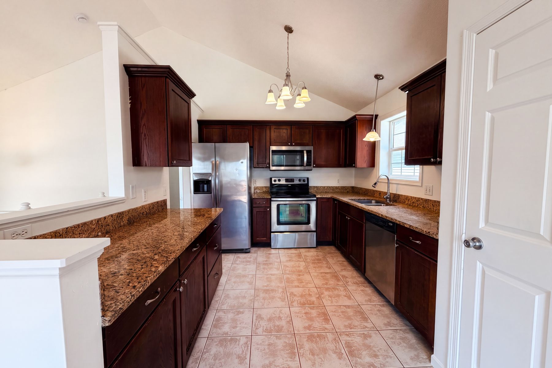 Photo 2 of 20 of 7476 Hampton Ln, Shakopee, MN