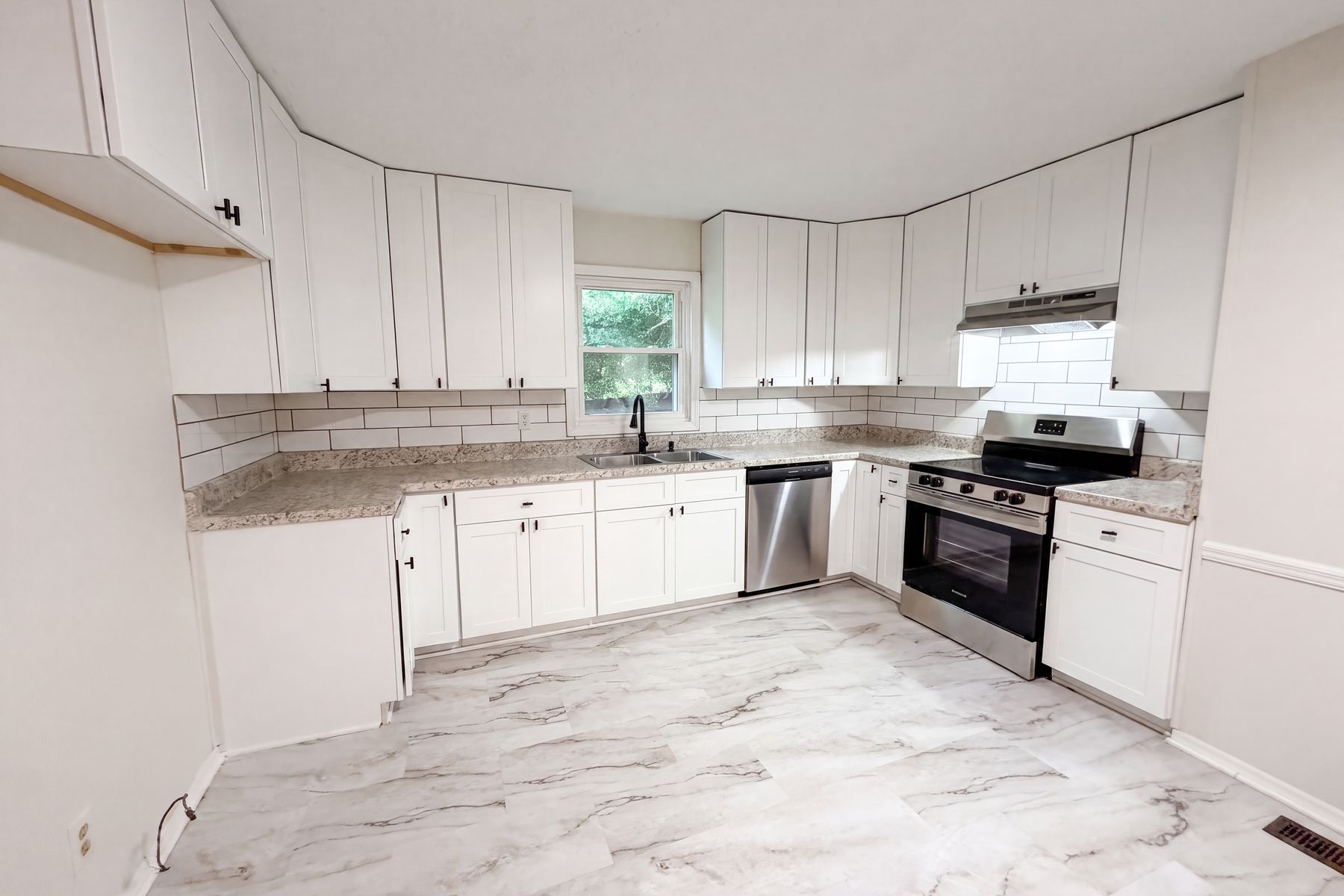 Photo 2 of 20 of 1007 Normandale Dr, Bessemer, AL